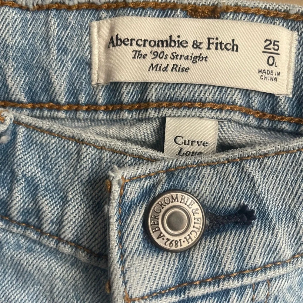Abercrombie & Fitch the 90s Straight Mid Rise Jeans Light Wash Size 0L